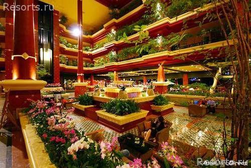Kata Beach Resort & Spa 11